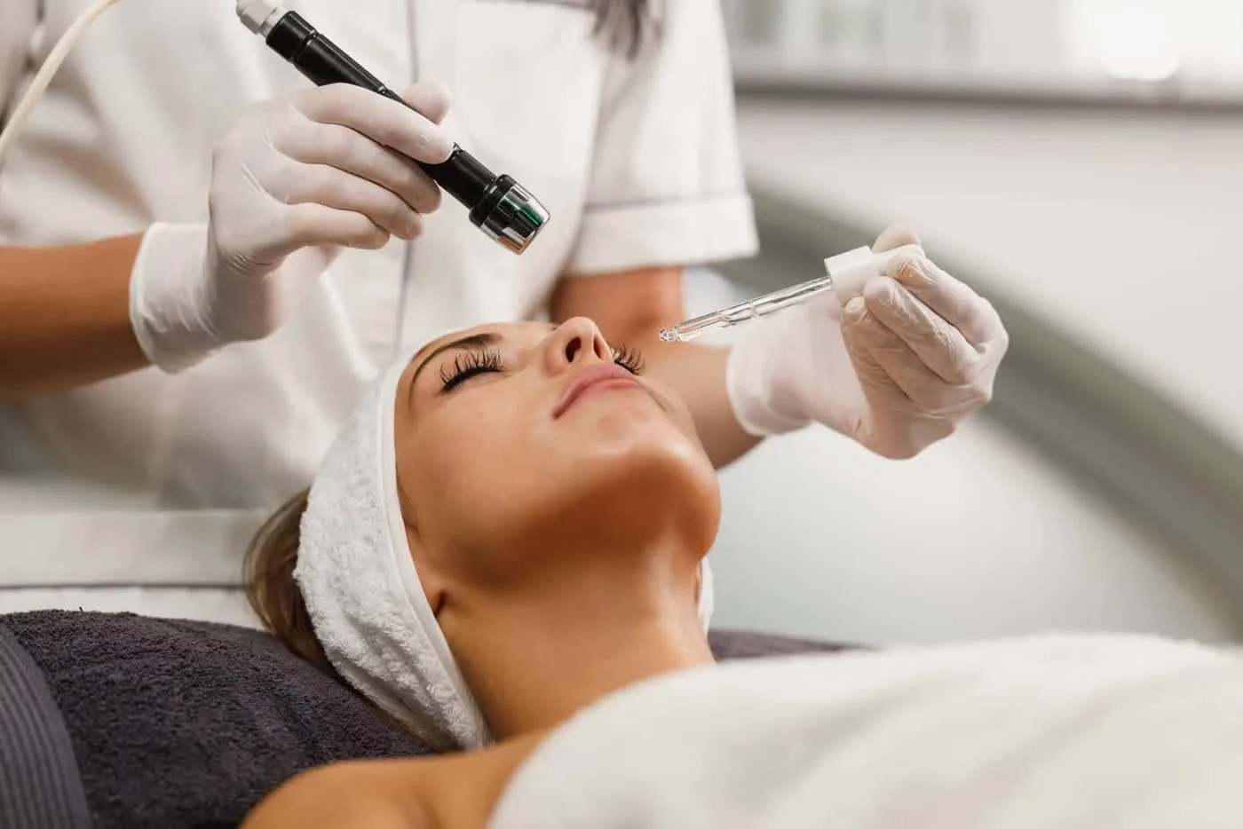 Microneedling vs Chemical Peel: Which Treatment Gives Better Results?
